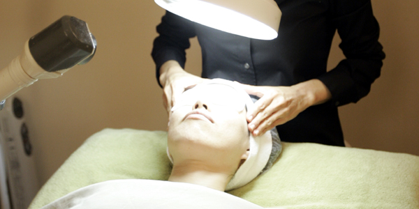NYC photofacials at Shizuka New York Day Spa use IPL (intense pulsed light) to treat conditions such as hyperpigmentation and broken capillaries